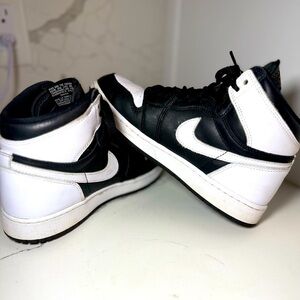 Men’s Size 7 Air Jordan 1 Retro High OG black and white